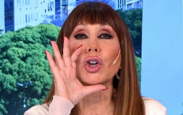 A los insultos y sin filtros, el escándalo que armó uno de los famosos del momento en el programa de Moria Casán: "Tenía una botella de whiskey encima, estaba sin dormir y..."